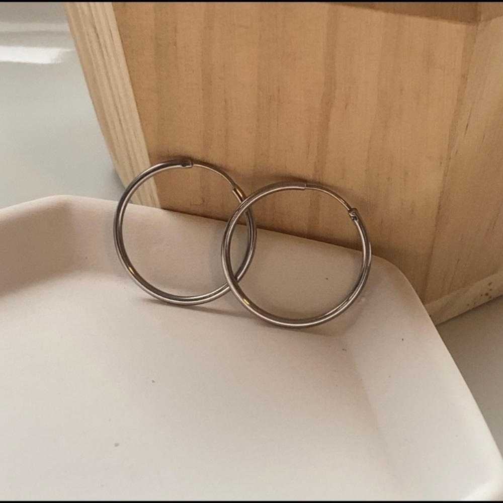 STAINLESS STEEL ROUND MINIMALIST HOOP EARRING - Picture 3 of 8